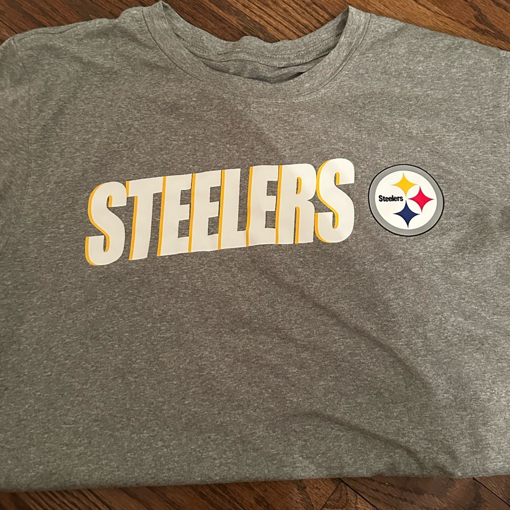 Steelers Women’s Small NFL shirt.